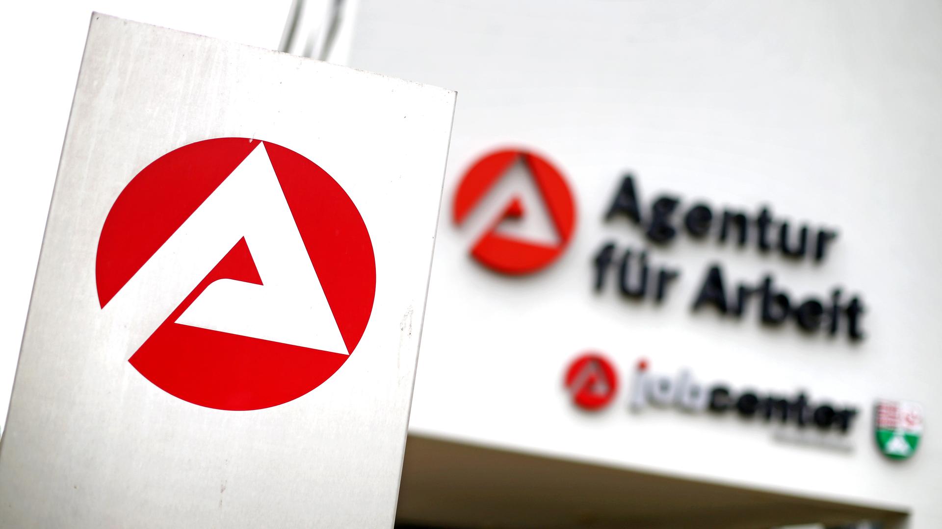 Das Foto zeigt ein Schild am Eingang der Agentur für Arbeit in Sangerhausen in Sachsen-Anhalt.