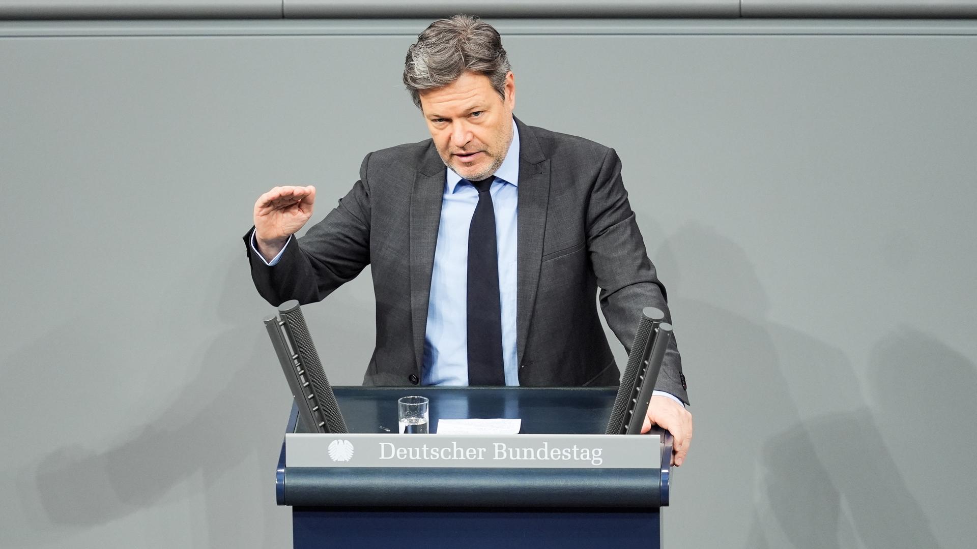 Berlin: Robert Habeck (Bündnis 90/Die Grünen), Bundesminister für Wirtschaft und Klimaschutz, spricht in einer Regierungserklärung zum Jahreswirtschaftsbericht im Bundestag.