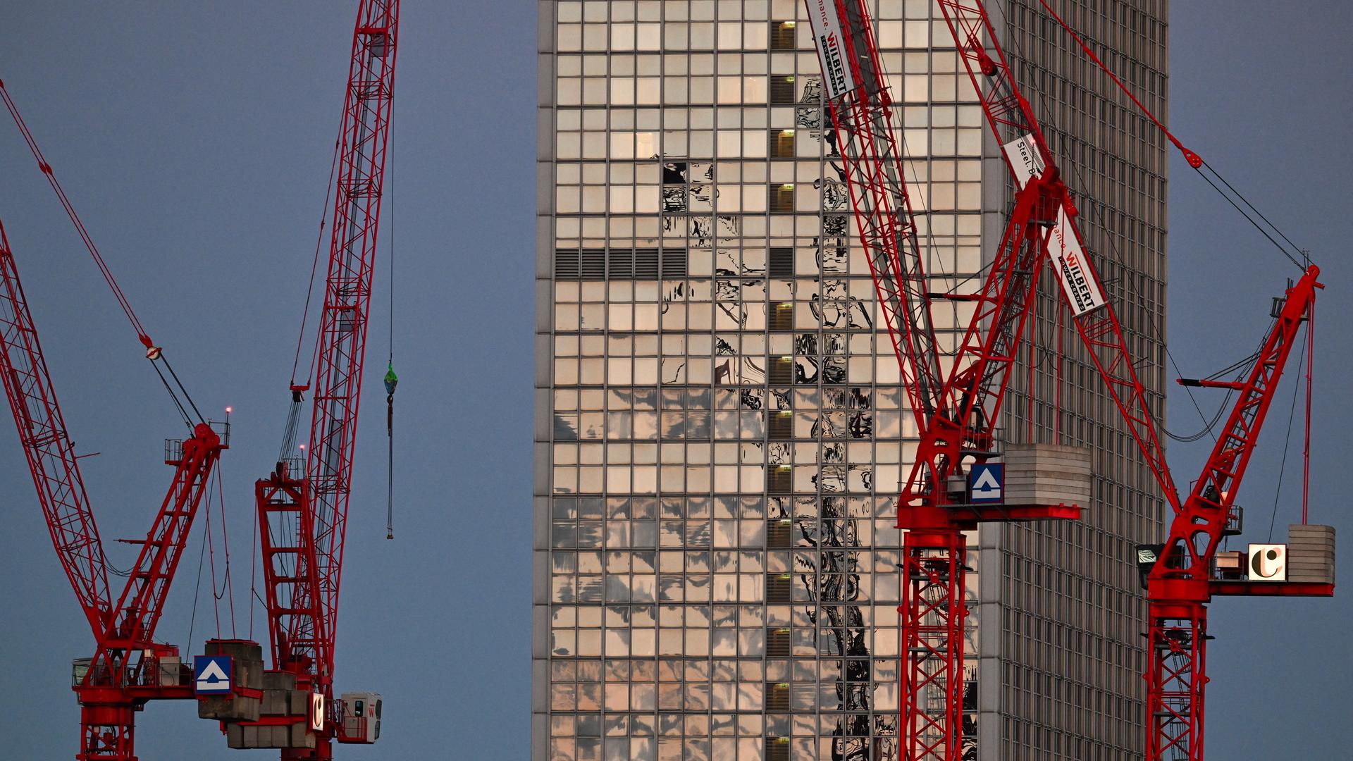 Vier Kräne stehen auf der Baustelle Alexanderplatz in Berlin vor dem Hochhaus des Hotels Radisson Park Inn. 