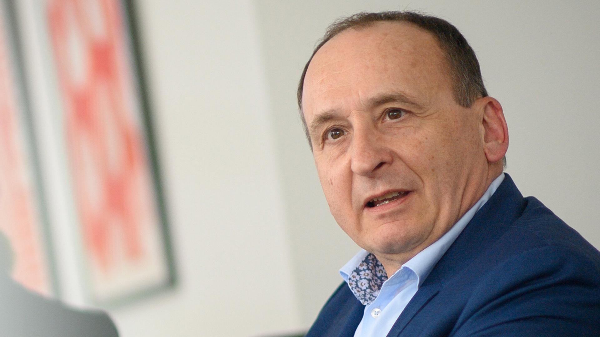 Christian Küchen, Hauptgeschäftsführer des Wirtschaftsverbandes Fuels und Energie, schaut seitwärts in die Kamera.