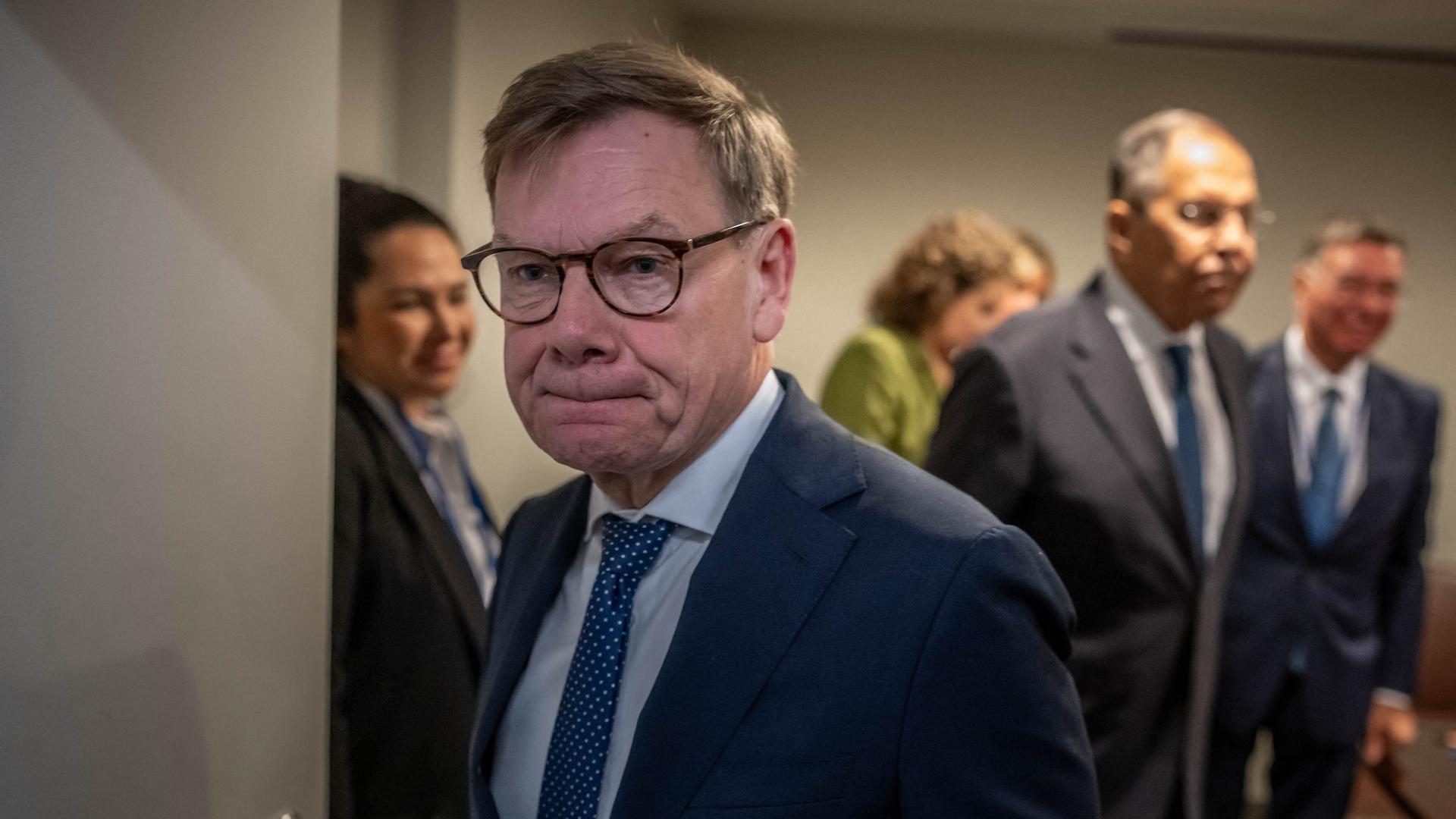 Bundesaußenminister Wadephul verlässt einen Besprechungsraum nach einem Treffen. Wadephul hat die Lippen aufeinandergepresst. Im Hintergrund ist verschwommen der russische Außenminister Lawrow zu sehen, sowie weitere Personen der Delegation. Bundesaußenminister Wadephul verlässt einen Besprechungsraum nach einem Treffen. Wadephul hat die Lippen aufeinandergepresst. Im Hintergrund ist verschwommen der russische Außenminister Lawrow zu sehen, sowie weitere Personen der Delegation.