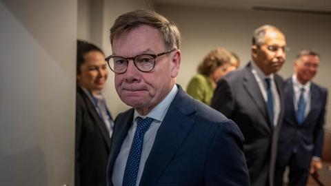 Bundesaußenminister Wadephul verlässt einen Besprechungsraum nach einem Treffen. Wadephul hat die Lippen aufeinandergepresst. Im Hintergrund ist verschwommen der russische Außenminister Lawrow zu sehen, sowie weitere Personen der Delegation.