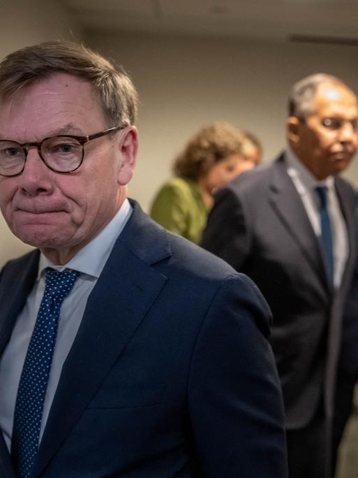 Bundesaußenminister Wadephul verlässt einen Besprechungsraum nach einem Treffen. Wadephul hat die Lippen aufeinandergepresst. Im Hintergrund ist verschwommen der russische Außenminister Lawrow zu sehen, sowie weitere Personen der Delegation.
