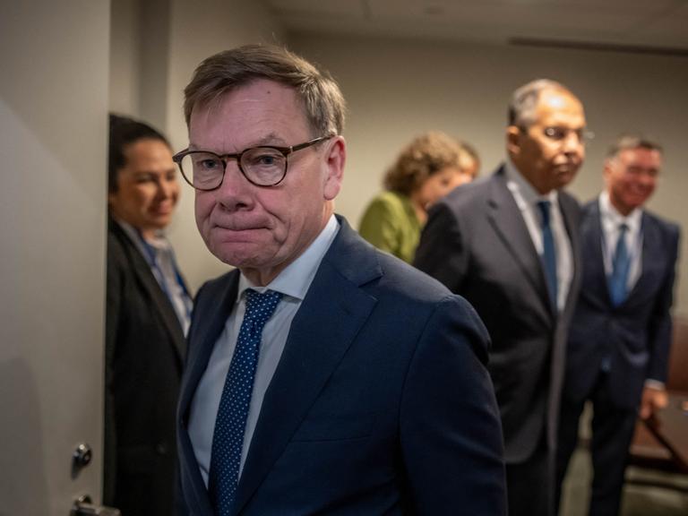 Bundesaußenminister Wadephul verlässt einen Besprechungsraum nach einem Treffen. Wadephul hat die Lippen aufeinandergepresst. Im Hintergrund ist verschwommen der russische Außenminister Lawrow zu sehen, sowie weitere Personen der Delegation.