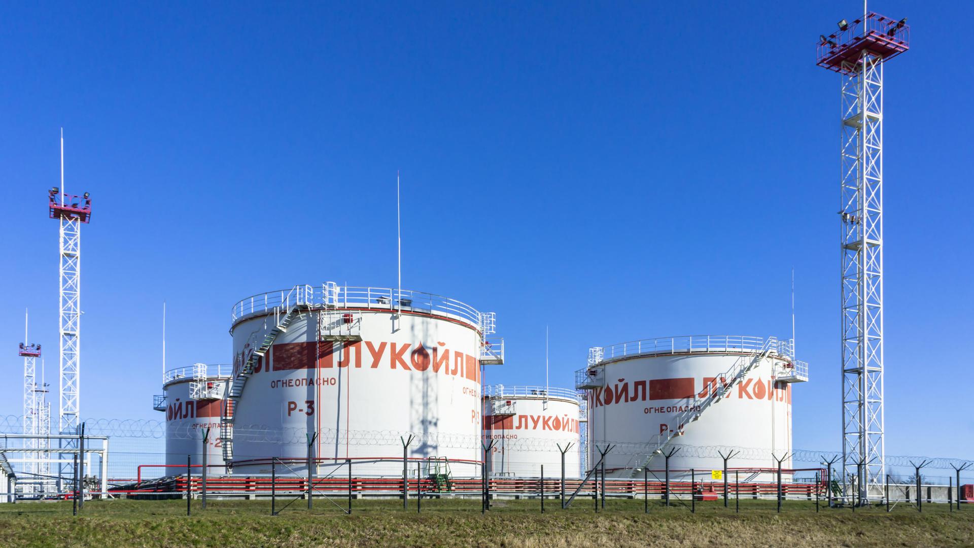 Große Erdöltank. Darauf ist das Logo der Erdölfirma Lukoil. Sie stehen in der russischen Region Kaliningrad.   Große Erdöltank. Darauf ist das Logo der Erdölfirma Lukoil. Sie stehen in der russischen Region Kaliningrad.