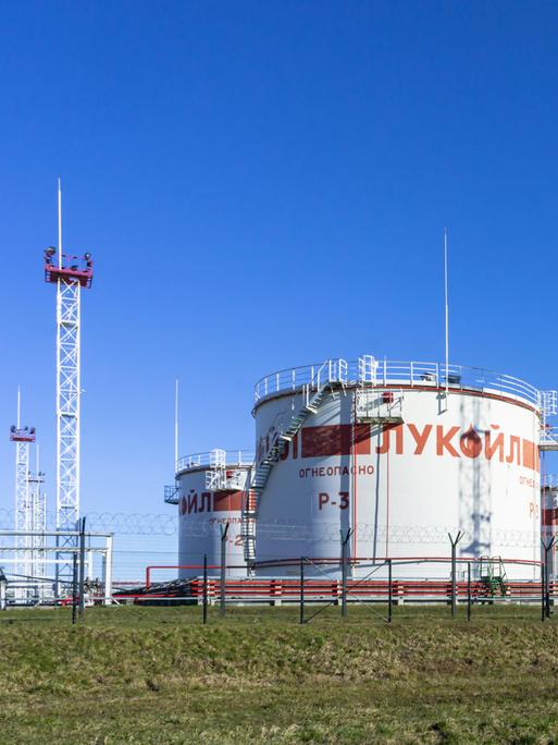Große Erdöltank. Darauf ist das Logo der Erdölfirma Lukoil. Sie stehen in der russischen Region Kaliningrad.  