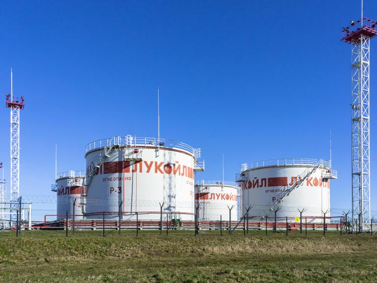 Große Erdöltank. Darauf ist das Logo der Erdölfirma Lukoil. Sie stehen in der russischen Region Kaliningrad.  