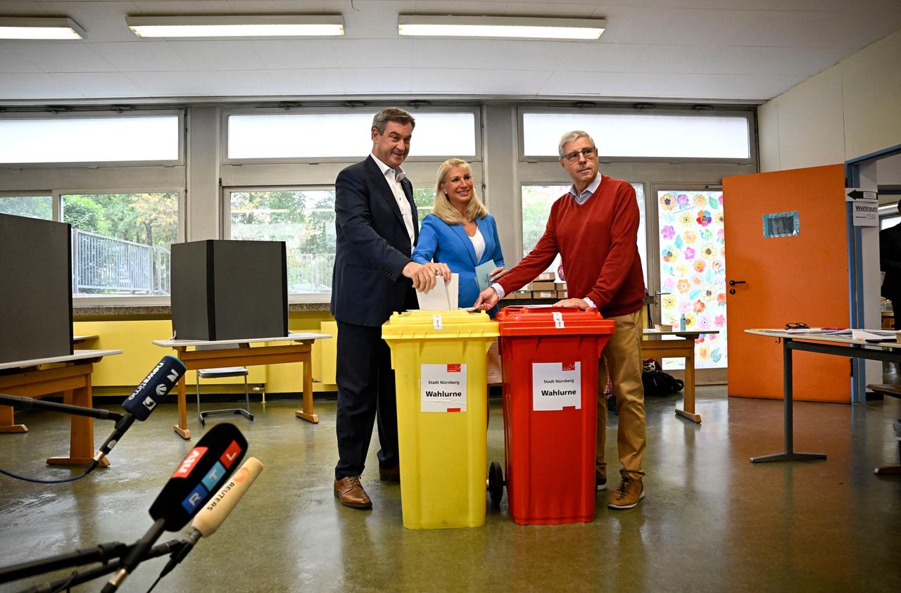 Bayerns Ministerpräsident Söder mit seiner Ehefrau bei der Stimmabgabe in Nürnberg
