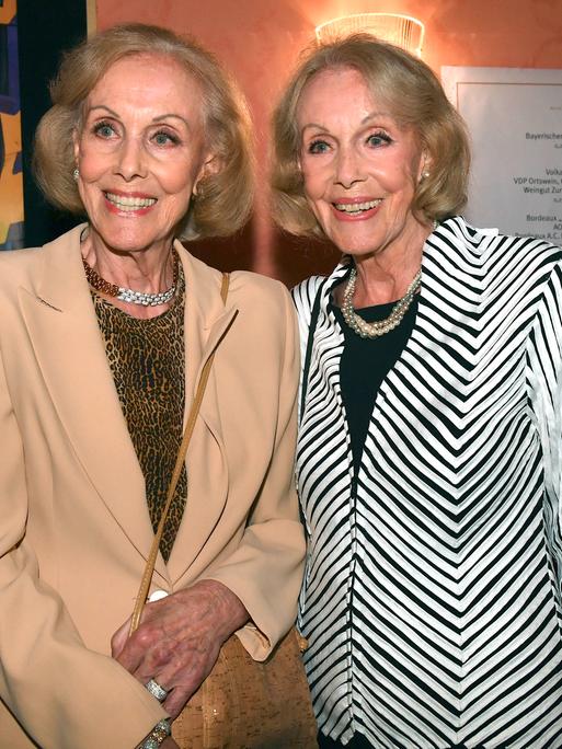 Alice und Ellen Kessler bei einer Theater-Premiere im Bayerischen Hof in München, 11.09.2025