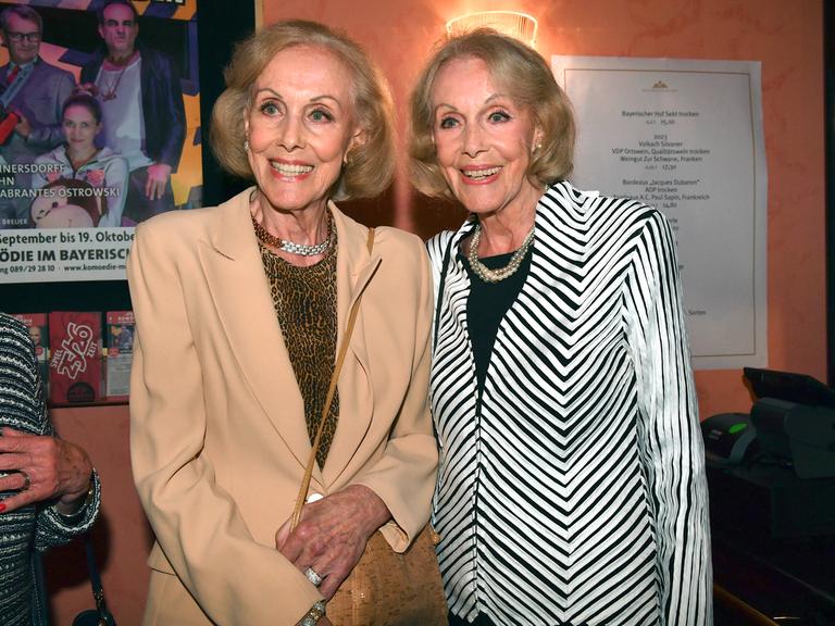 Alice und Ellen Kessler bei einer Theater-Premiere im Bayerischen Hof in München, 11.09.2025