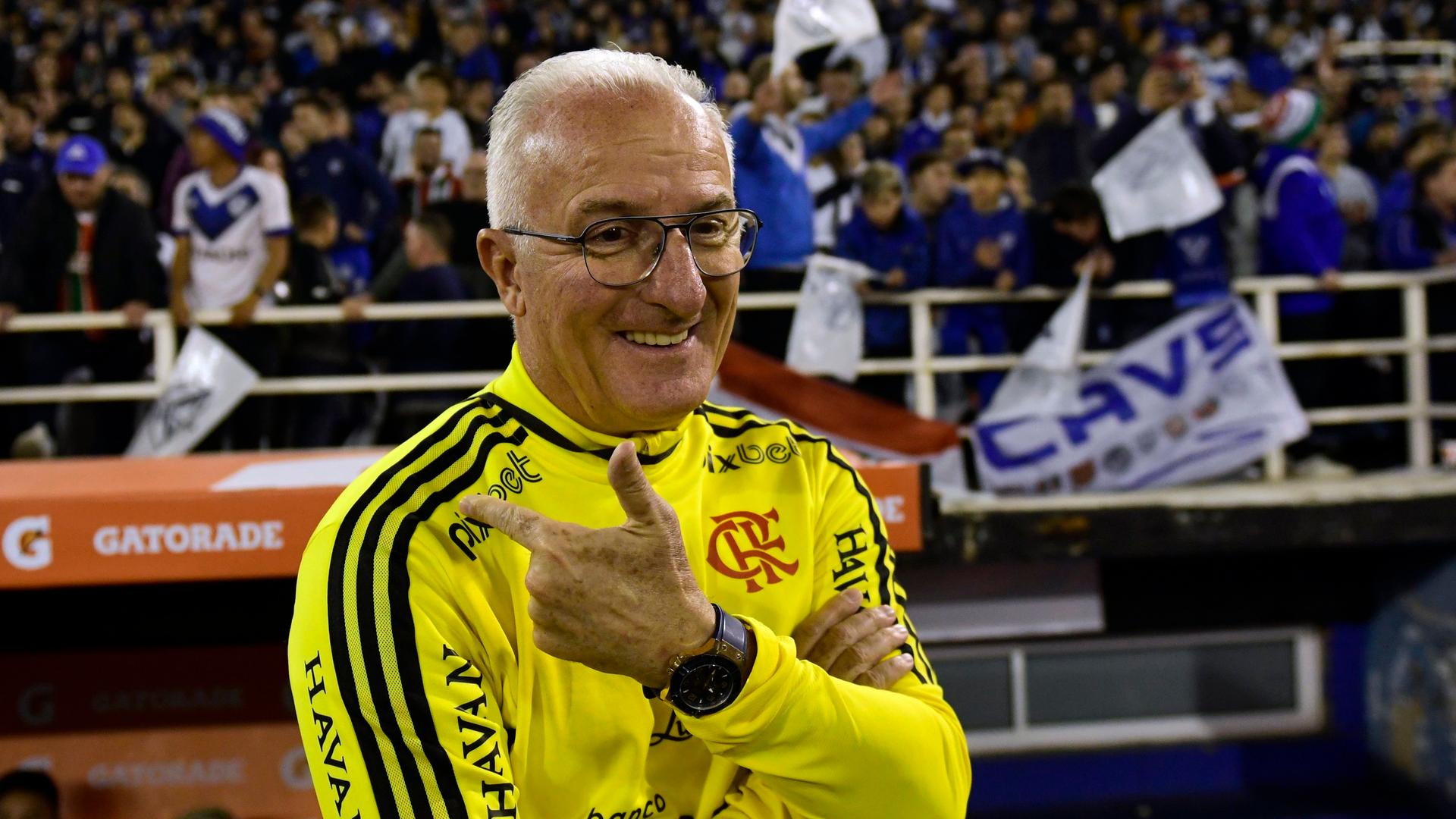 Dorival Júnior lächelt in einem Stadion in die Kamera. Dorival Júnior lächelt in einem Stadion in die Kamera.