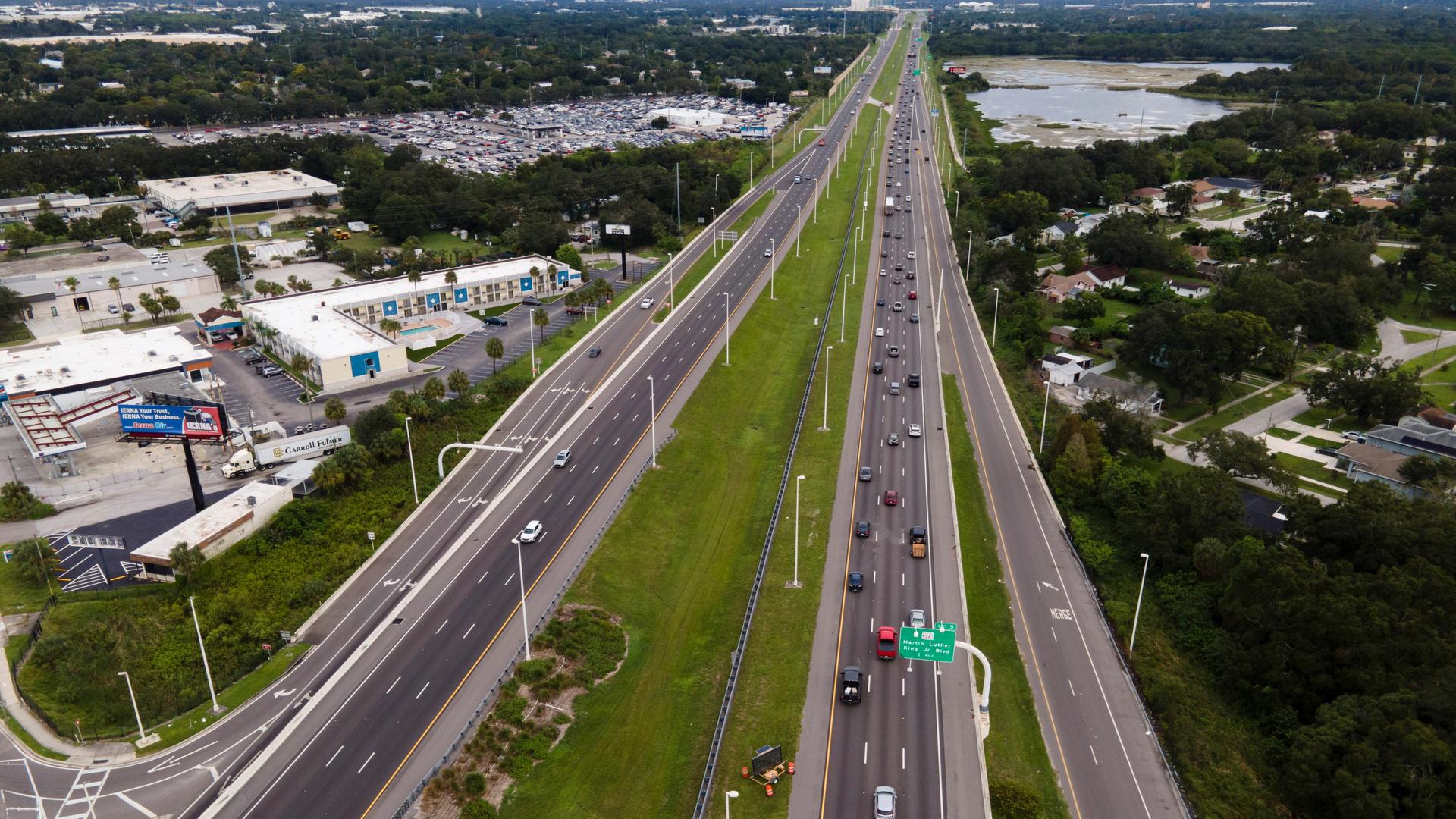 Auf der Interstate 4 in Tampa, Florida sind auf den rechten Fahrbahnen viele Autos zu sehen, die auswärts fahren, auf den linken Spuren ist kaum jemand unterwegs.