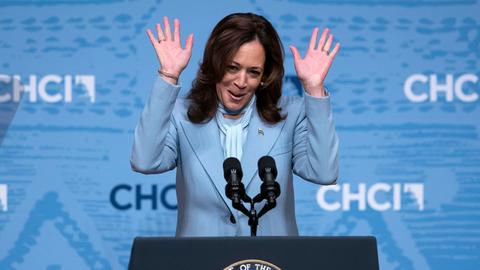 Kamala Harris am 18. September 2024 an einem Rednerpult.