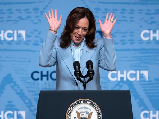 Kamala Harris am 18. September 2024 an einem Rednerpult.