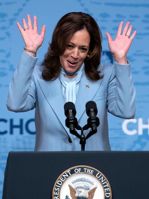 Kamala Harris am 18. September 2024 an einem Rednerpult.