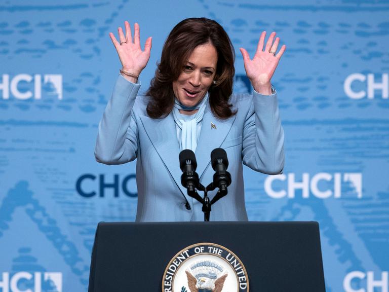 Kamala Harris am 18. September 2024 an einem Rednerpult.