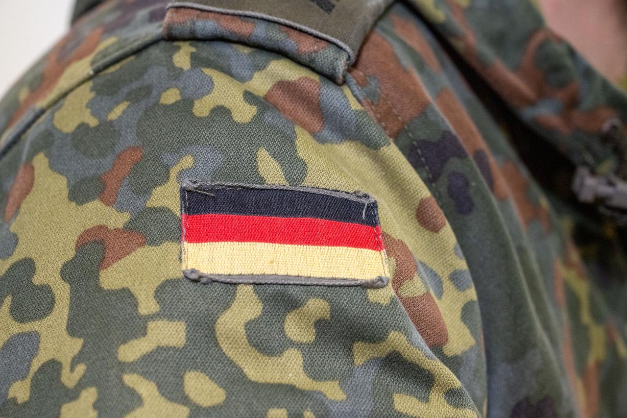 Eine aufgenähte Deutschland-Flagge auf der Jacke eines Bundeswehrsoldaten. 