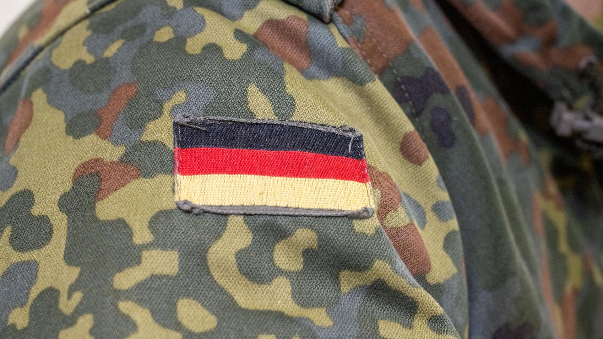 Eine aufgenähte Deutschland-Flagge auf der Jacke eines Bundeswehrsoldaten Eine aufgenähte Deutschland-Flagge auf der Jacke eines Bundeswehrsoldaten