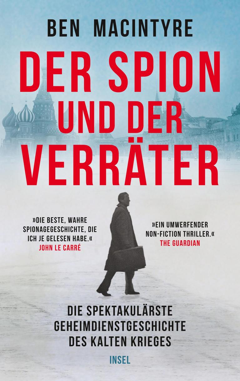 Das Buchcover von "Der Spion und der Verräter" zeigt den Buchtitel in großer roter Schrift, darunter einen Agenten mit einem Koffer in der Hand.