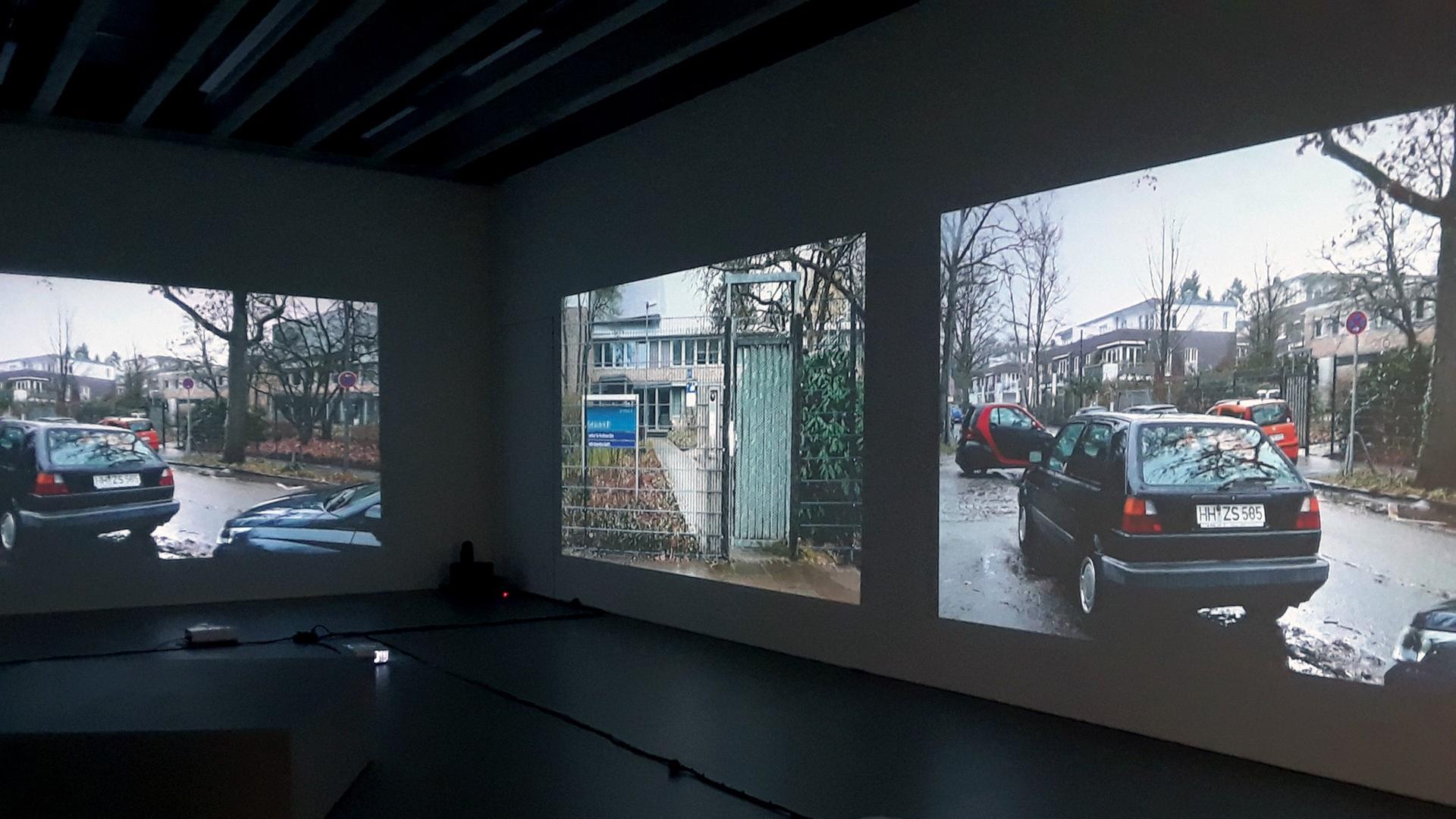 In der Installation "Wir sind hier" werden mittels Diaprojektionen die Tatorte rechter Gewalt gezeigt.