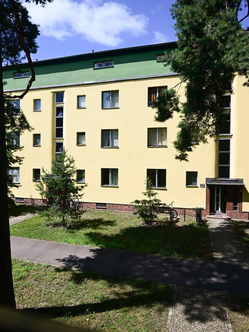 Zu sehen ist ein Wohnhaus im Berliner Bezirk Steglitz-Zehlendorf.