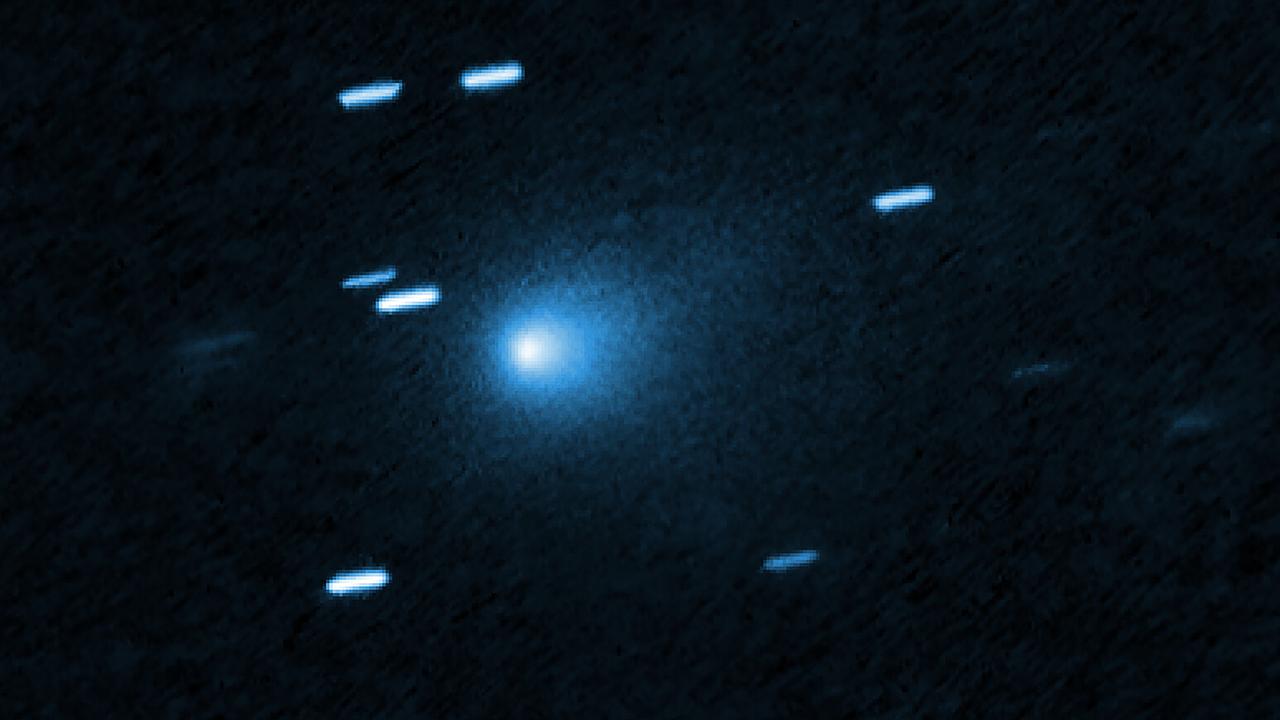 Zu sehen ist eine leuchtende Kugel vor schwarzem Himmel und mehrere kleine Lichtreflexe.