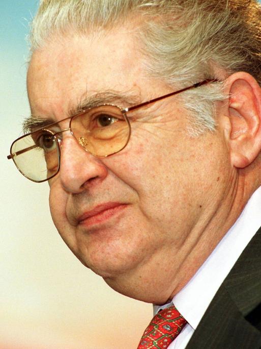 Moritz de Hadeln im seitlichen Profil blickt freundlich in den Raum. Moritz de Hadeln im seitlichen Profil blickt freundlich in den Raum.
