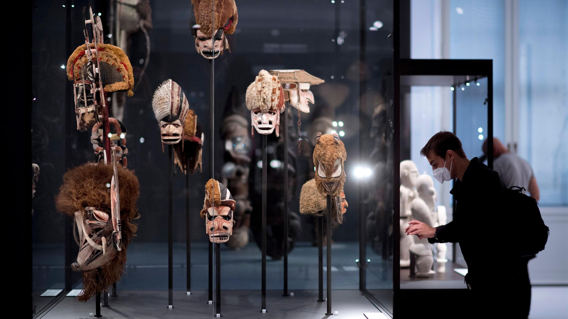Vitrine mit Masken und Holzfiguren in der Abteilung Sammlungen aus Ozeanien im Ethnoloischen Museum und Museum für Asiatische Kunst im Westflügel vom Humboldt Forum in Berlin. Vitrine mit Masken und Holzfiguren in der Abteilung Sammlungen aus Ozeanien im Ethnoloischen Museum und Museum für Asiatische Kunst im Westflügel vom Humboldt Forum in Berlin.