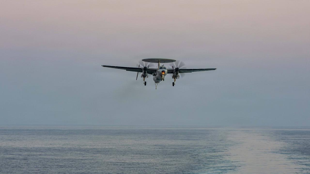 Das Foto zeigt eine E-2D Hawkeye in den USA über dem Meer. Die Waffe wurde beim Angriff auf den Iran eingesetzt.