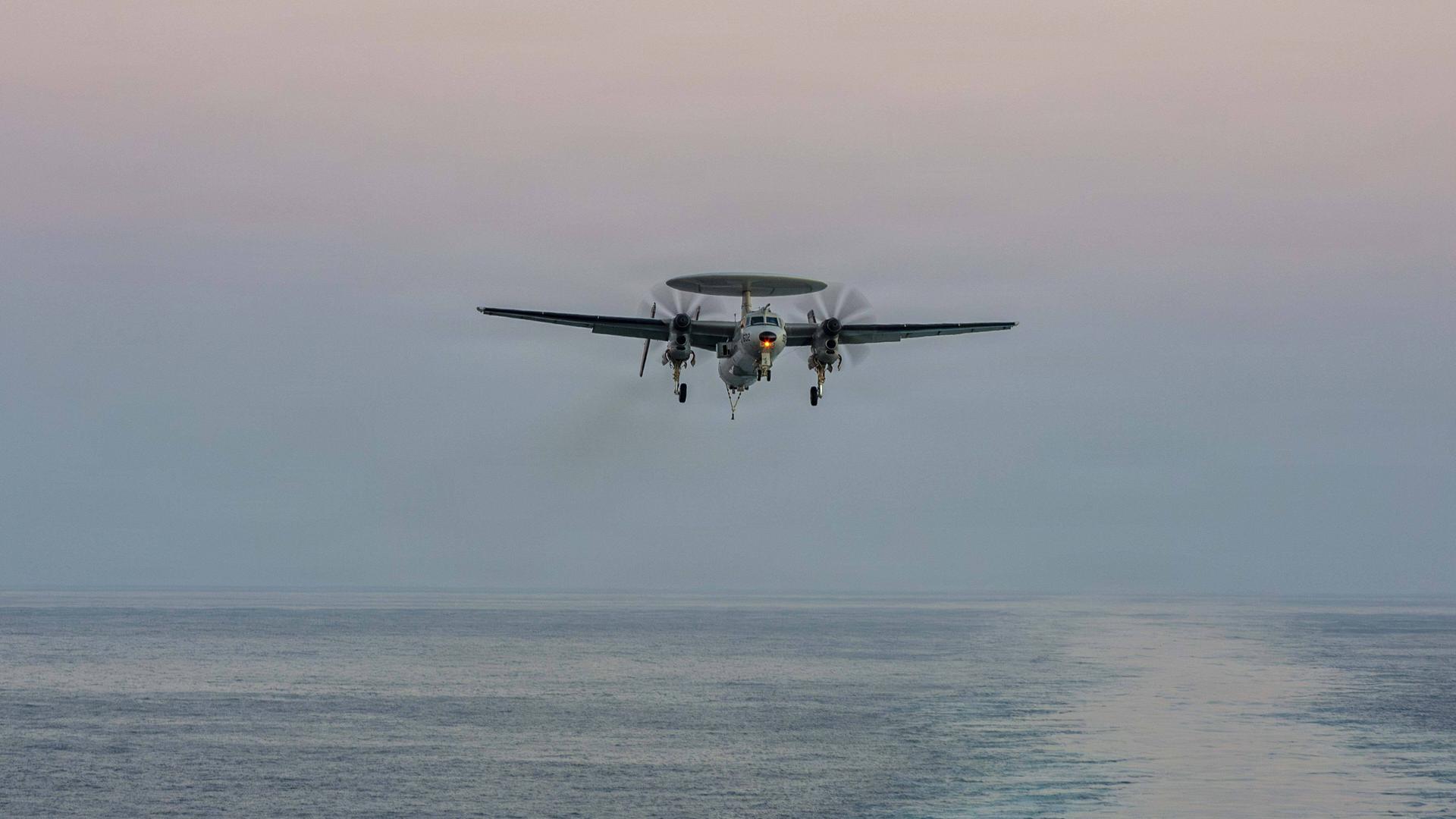Das Foto zeigt eine E-2D Hawkeye in den USA über dem Meer. Die Waffe wurde beim Angriff auf den Iran eingesetzt.