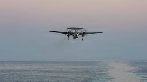 Das Foto zeigt eine E-2D Hawkeye in den USA über dem Meer. Die Waffe wurde beim Angriff auf den Iran eingesetzt.