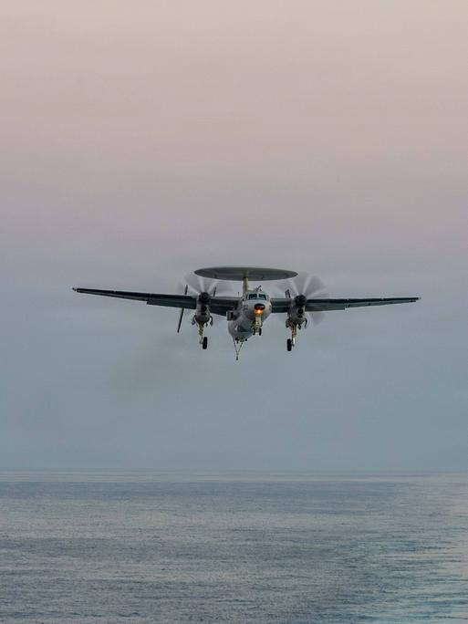 Das Foto zeigt eine E-2D Hawkeye in den USA über dem Meer. Die Waffe wurde beim Angriff auf den Iran eingesetzt.