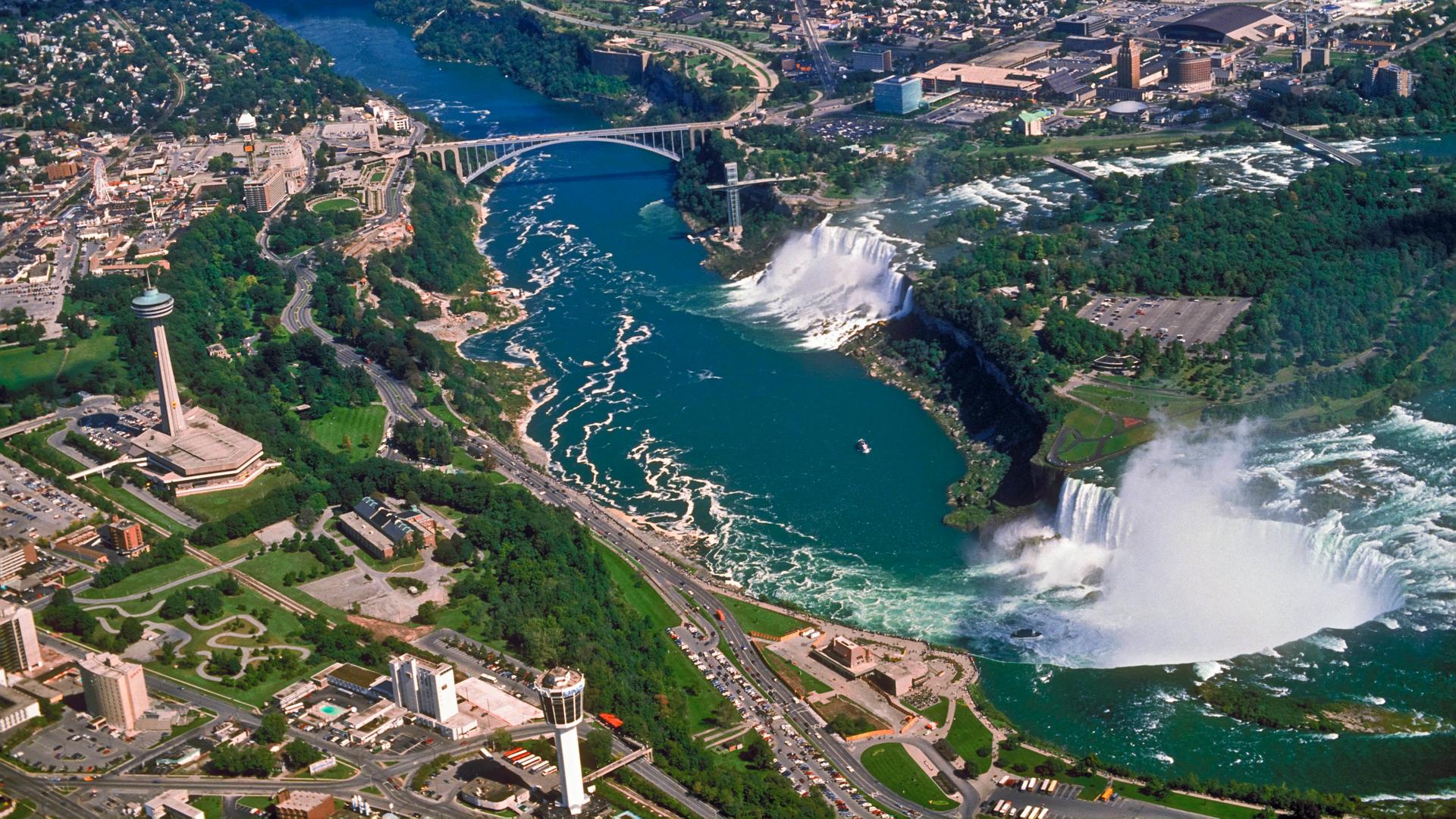 Das Luftbild zeigt die beiden Zwillingsstädte Niagara Falls in Ontario/Kanada (links) und im US-Bundesstaat New York. Das Luftbild zeigt die beiden Zwillingsstädte Niagara Falls in Ontario/Kanada (links) und im US-Bundesstaat New York.
