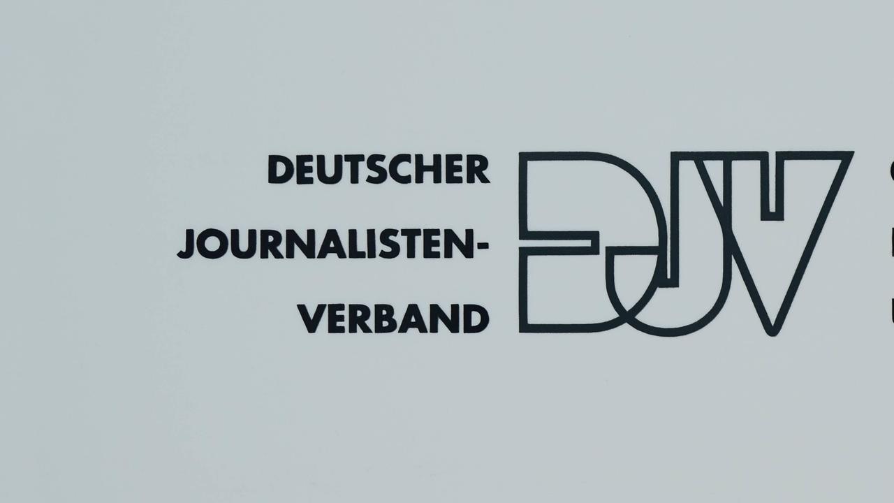Das Logo des Verbandes in schwarzer Schrift auf grauem Hintergrund.