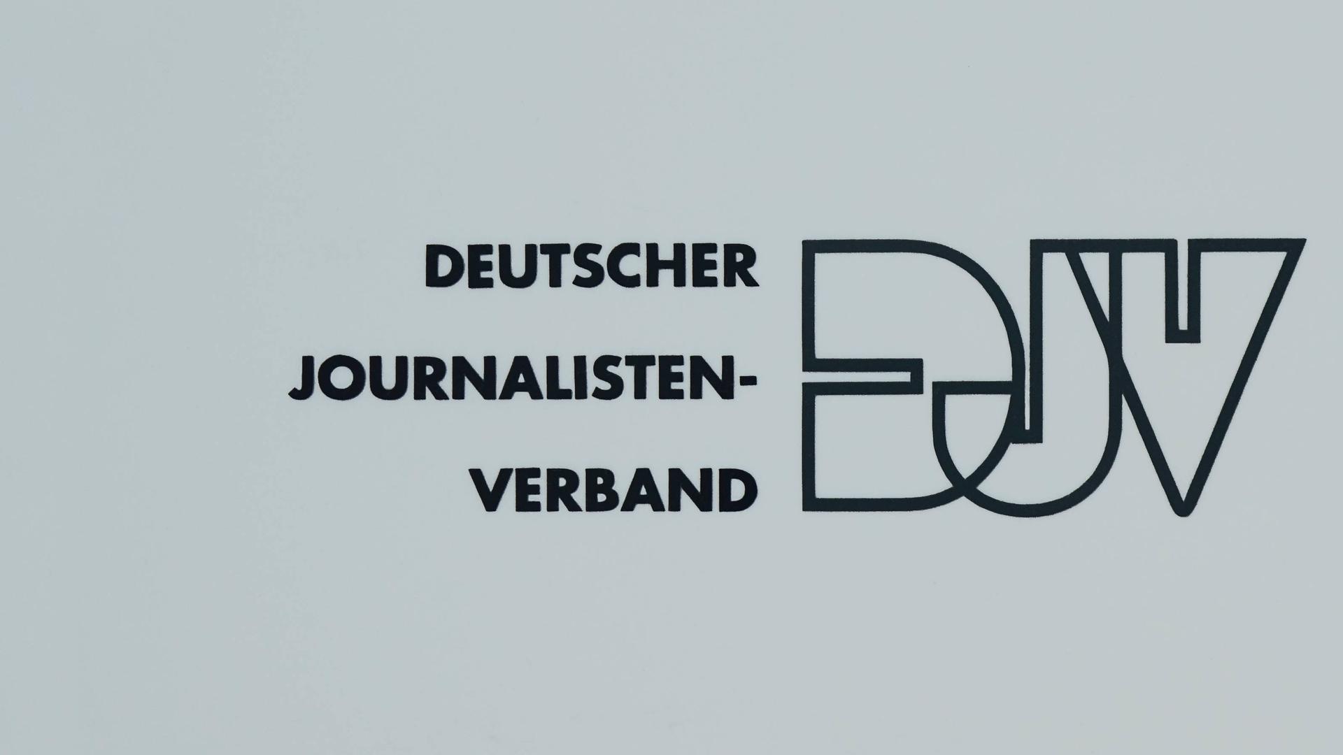 Schild des Deutschen Journalisten-Verbandes an der Bundesgeschäftsstelle in Berlin.