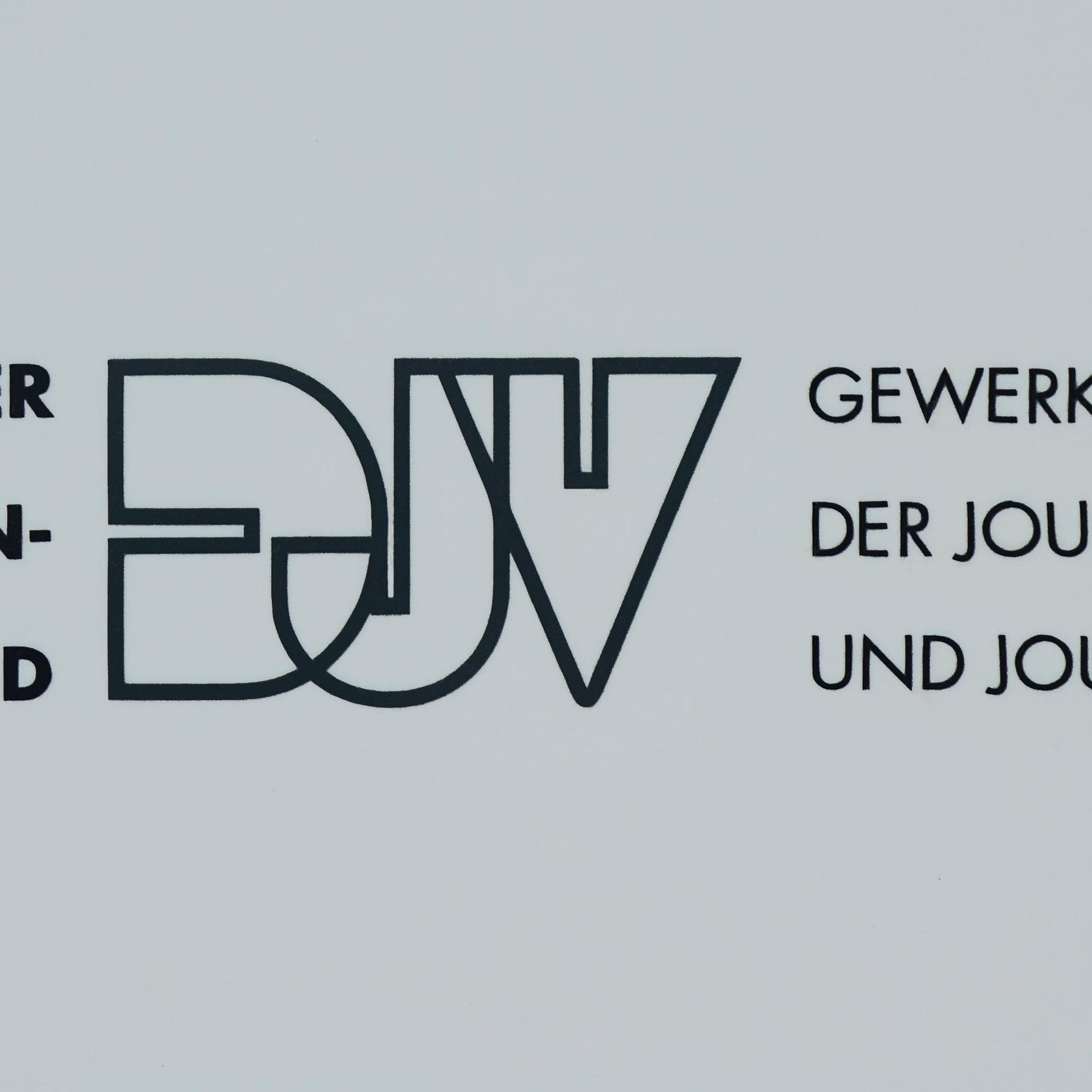 Schild des Deutschen Journalisten-Verbandes an der Bundesgeschäftsstelle in Berlin. 