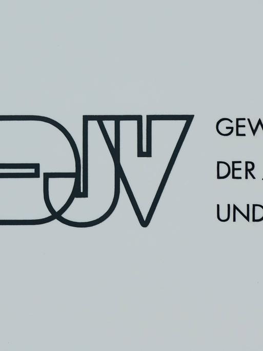 Das Schild des Deutschen Journalisten-Verbandes an der Bundesgeschäftsstelle in Berlin