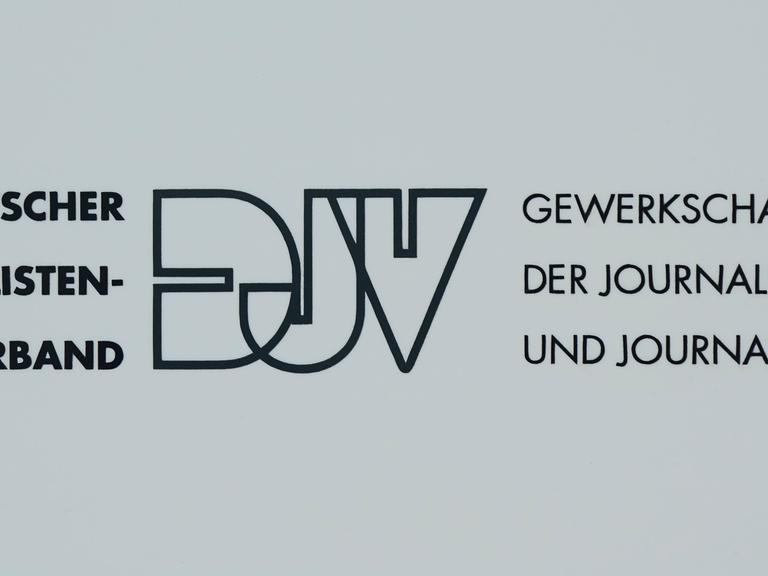 Das Schild des Deutschen Journalisten-Verbandes an der Bundesgeschäftsstelle in Berlin