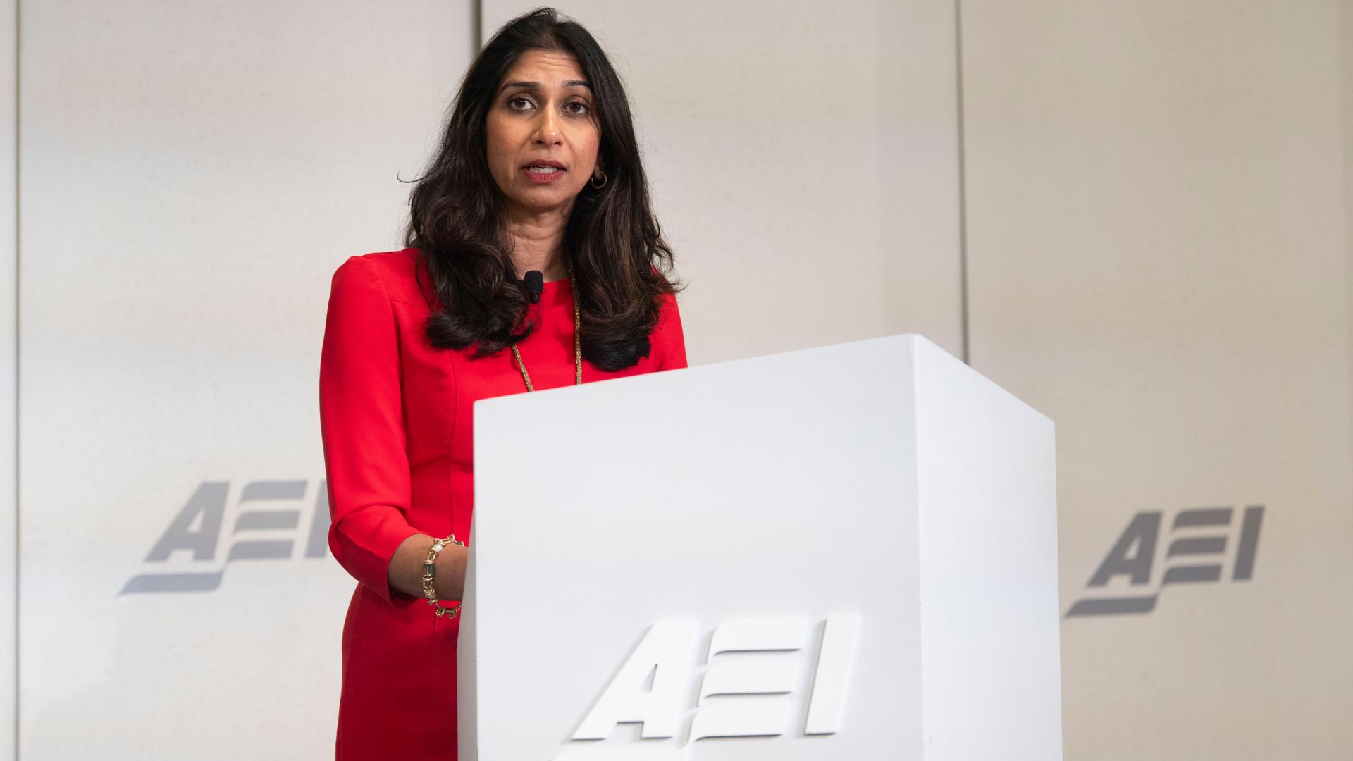 Die britische Innenministerin Suella Braverman steht bei einer Veranstaltung des politischen Instituts AEI hinter einem Rednerpult
