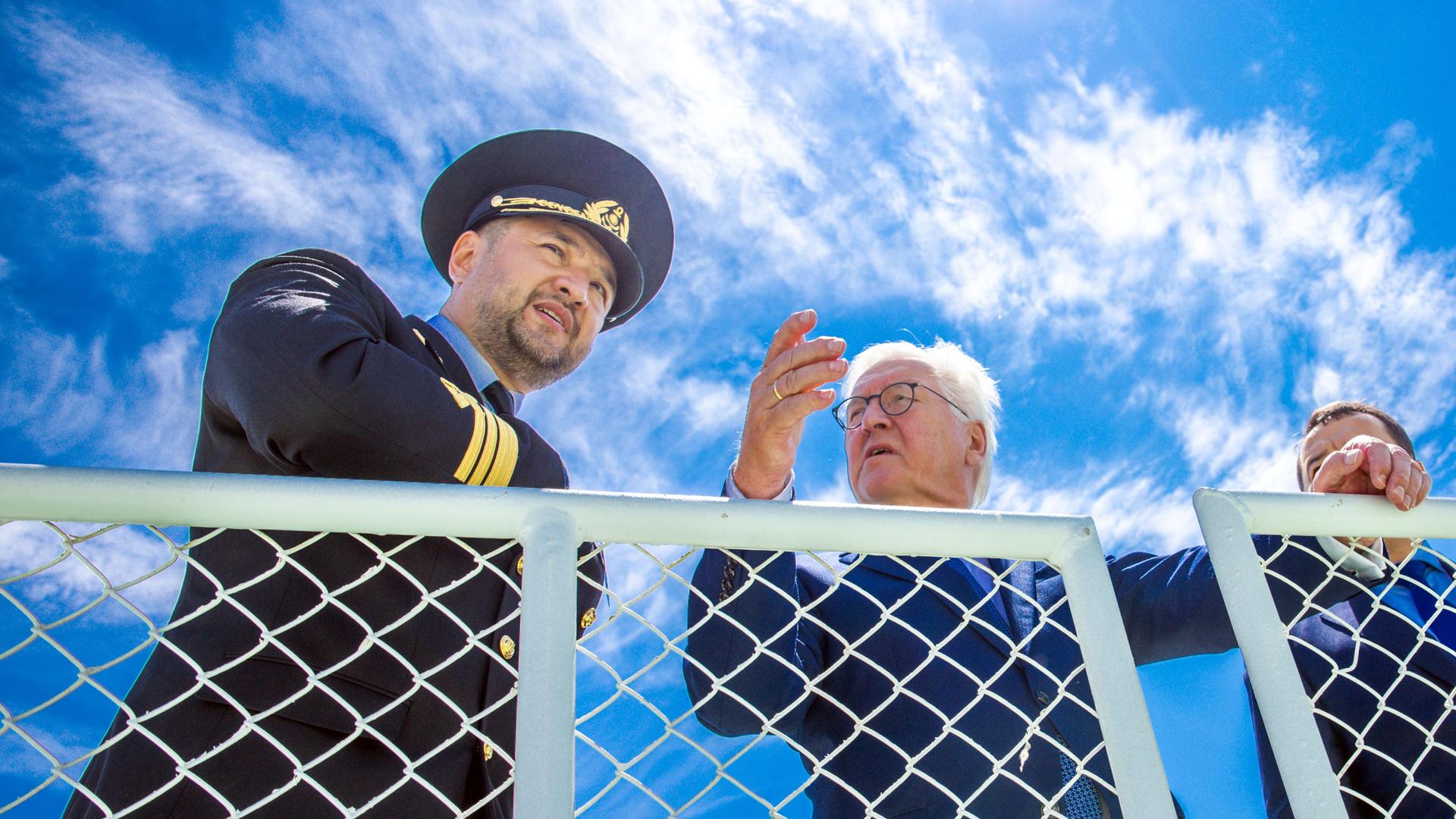 Kuryk: Bundespräsident Frank-Walter Steinmeier (r) besucht den Fährhafen von Kuryk und informiert sich bei Serik Ahmetov (l), dem Generaldirektor des Hafens, über regionale und internationale Transportrouten.