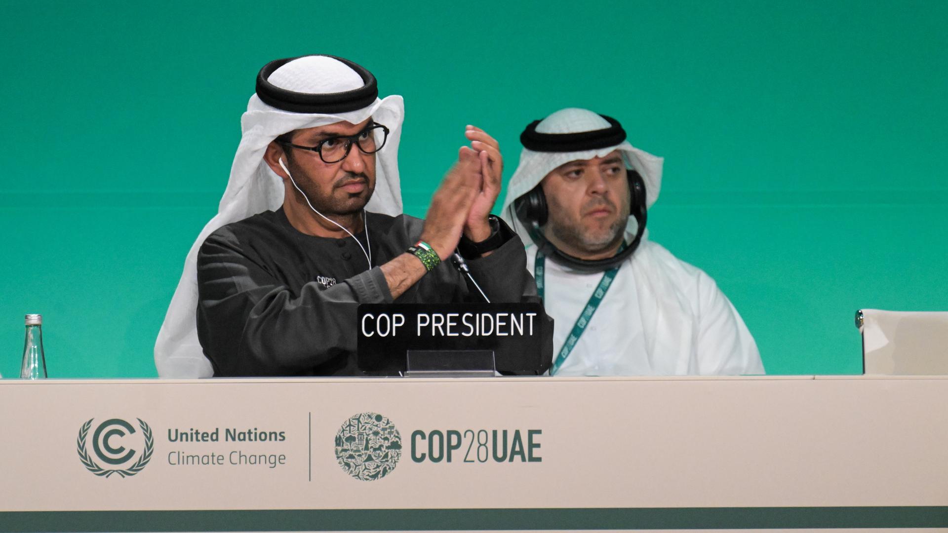 Sultan al-Dschaber, Präsident der COP 28, applaudiert während einer Sitzung auf dem UN-Klimagipfel COP 28. Hauptthemen der UN-Klimakonferenz in diesem Jahr sind unter anderem die Finanzierung für die vom Klimawandel verursachten Schäden.