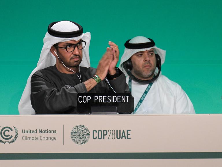Sultan al-Dschaber, Präsident der COP 28, applaudiert während einer Sitzung auf dem UN-Klimagipfel COP 28. Hauptthemen der UN-Klimakonferenz in diesem Jahr sind unter anderem die Finanzierung für die vom Klimawandel verursachten Schäden.