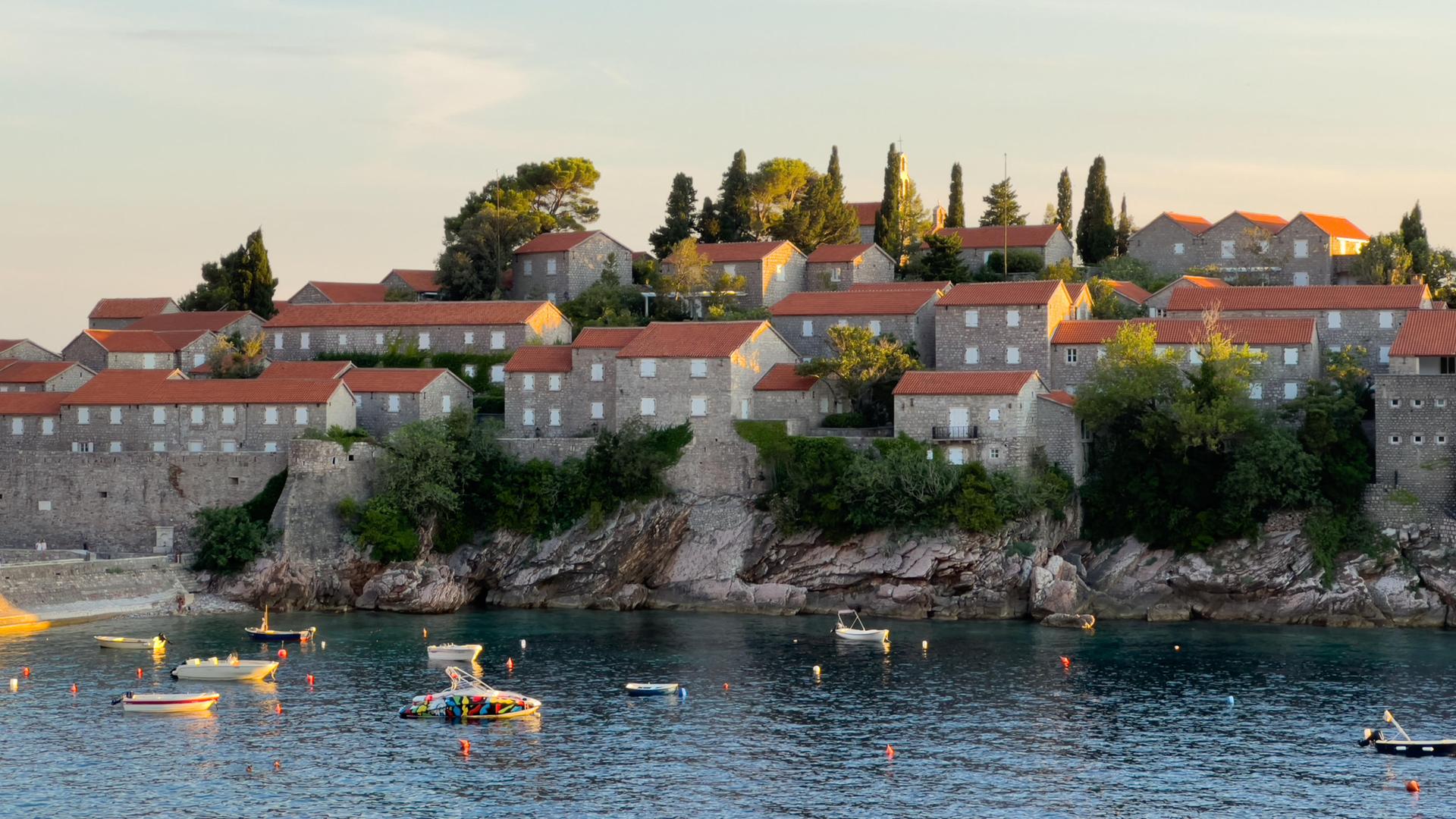 Boote liegen in einer Bucht vor der Küste Montenegros.