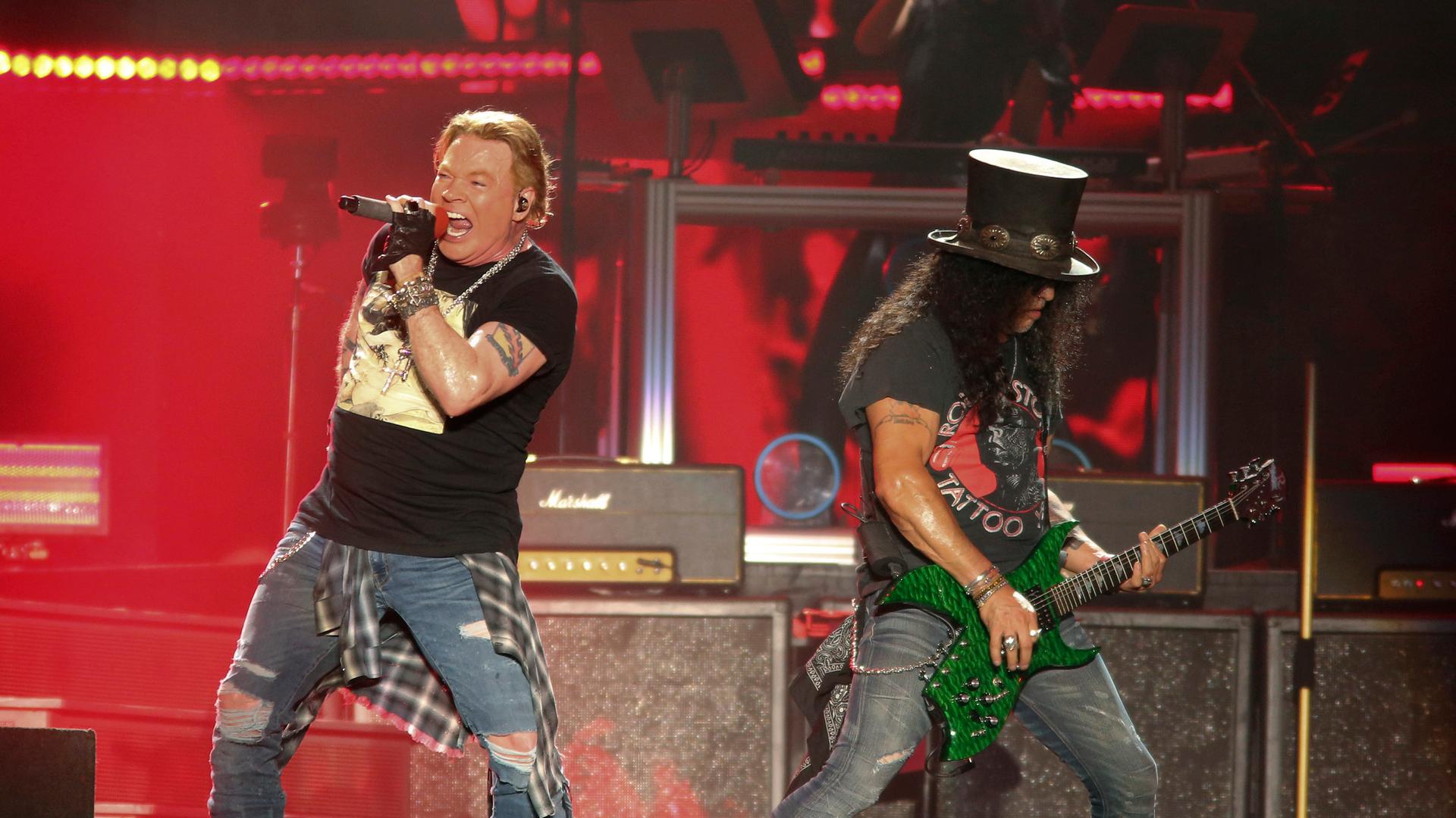 Axl Rose und Slash von Guns N’ Roses bei einem Konzert auf der Bühne.