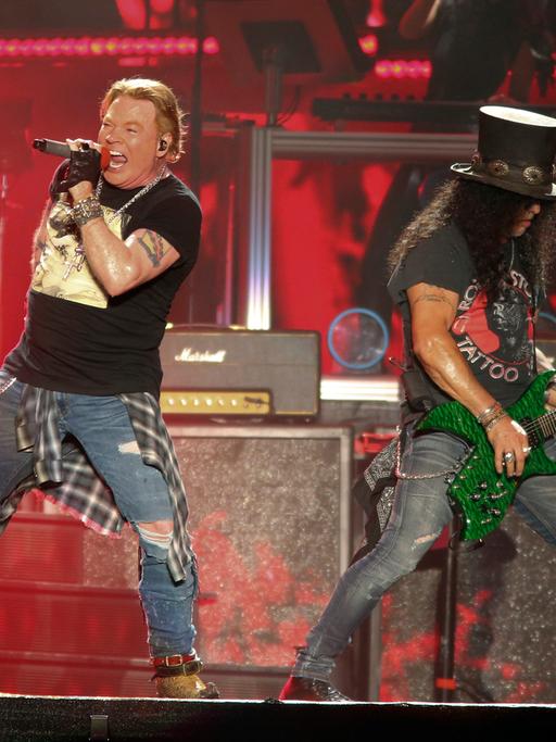 Axl Rose und Slash von Guns N’ Roses bei einem Konzert auf der Bühne.
