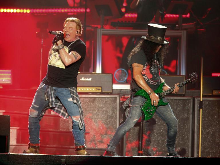 Axl Rose und Slash von Guns N’ Roses bei einem Konzert auf der Bühne.
