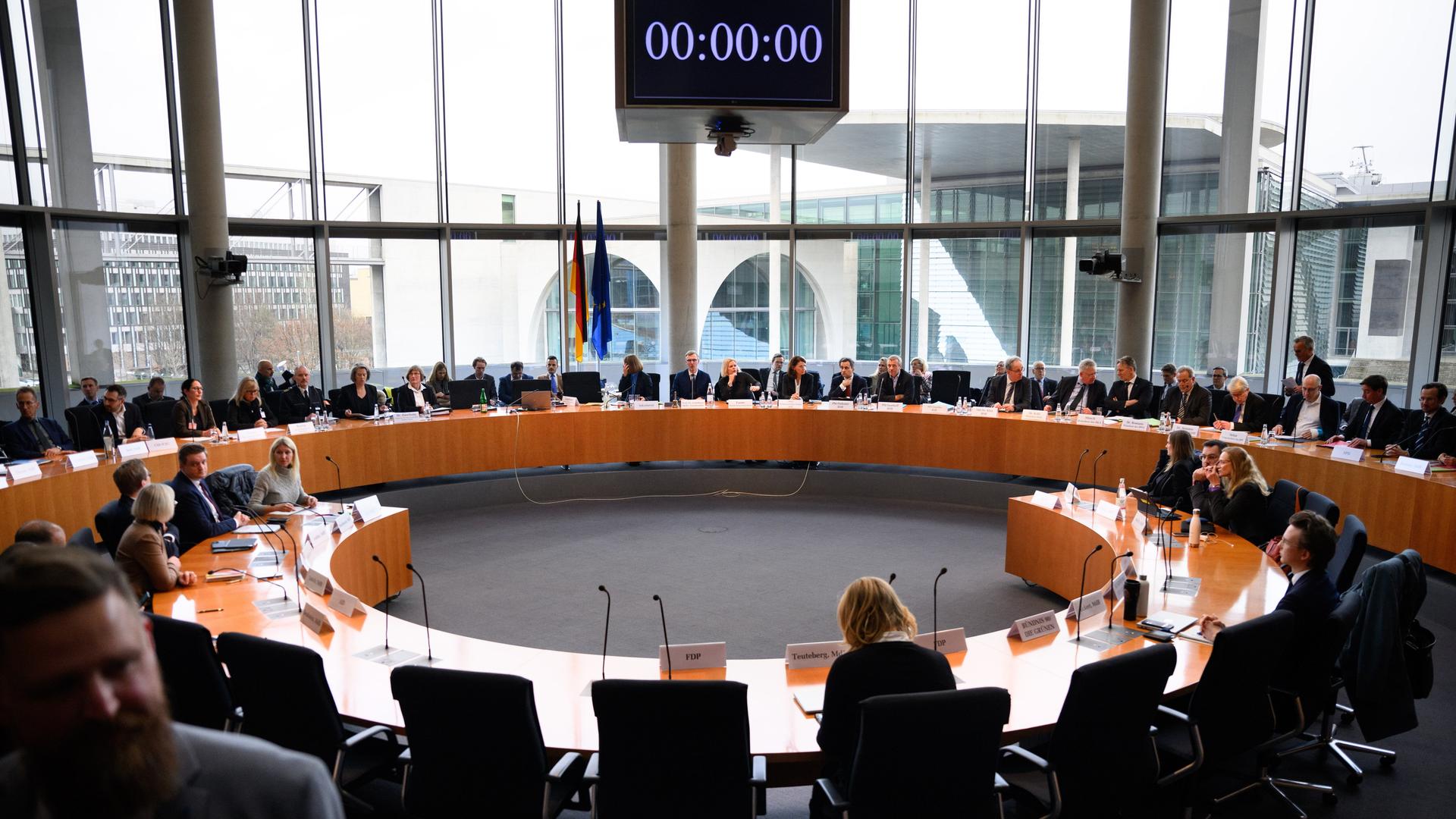 Sitzung des Ausschusses für Inneres und Heimat des Deutschen Bundestages: Zwei lange halbrunde Tische stehen im Saal, an denen die Ausschussmitglieder sitzen.