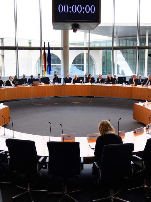 Sitzung des Ausschusses für Inneres und Heimat des Deutschen Bundestages: Zwei lange halbrunde Tische stehen im Saal, an denen die Ausschussmitglieder sitzen.