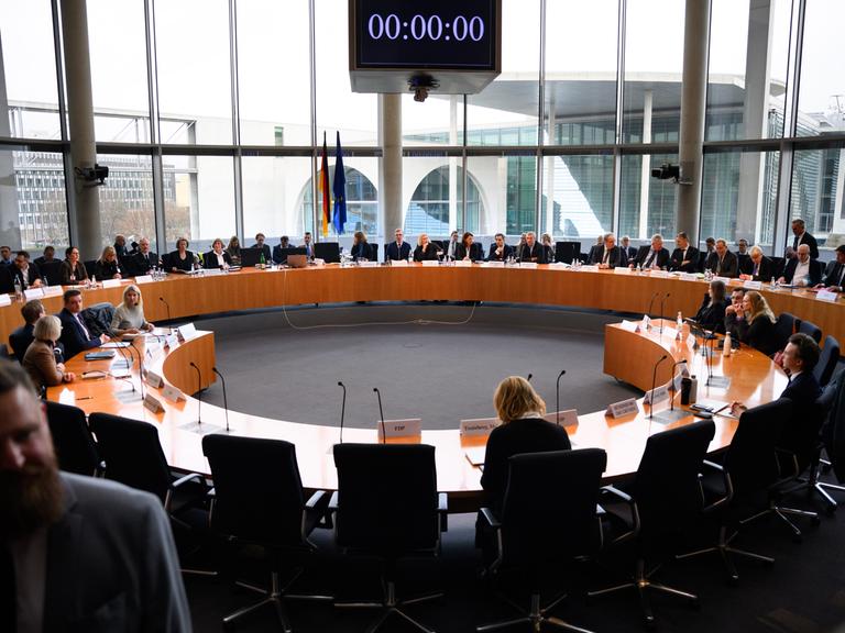 Sitzung des Ausschusses für Inneres und Heimat des Deutschen Bundestages: Zwei lange halbrunde Tische stehen im Saal, an denen die Ausschussmitglieder sitzen.