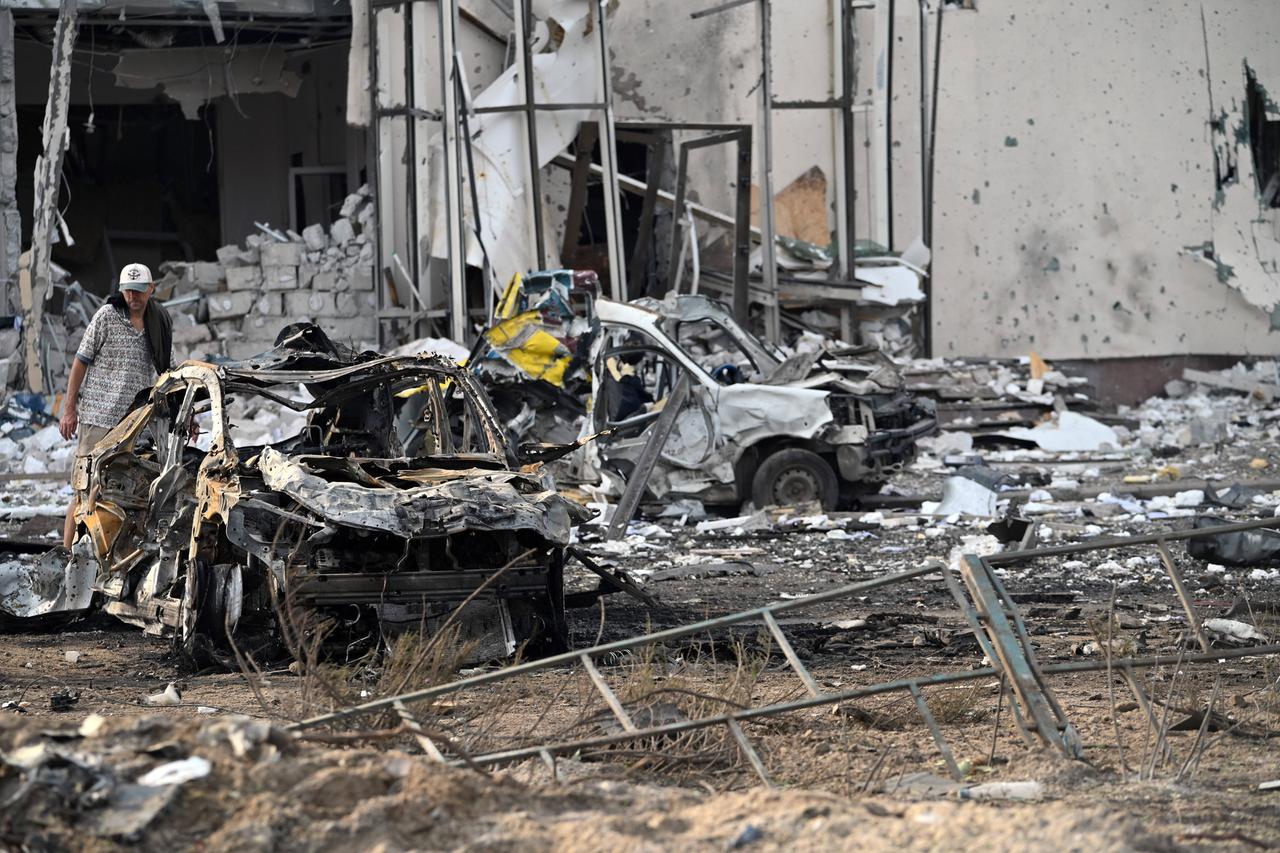 Ein zerstörtes Auto steht vor einem beschädigten Gebäude in der ukrainischen Region Saporischschja. 